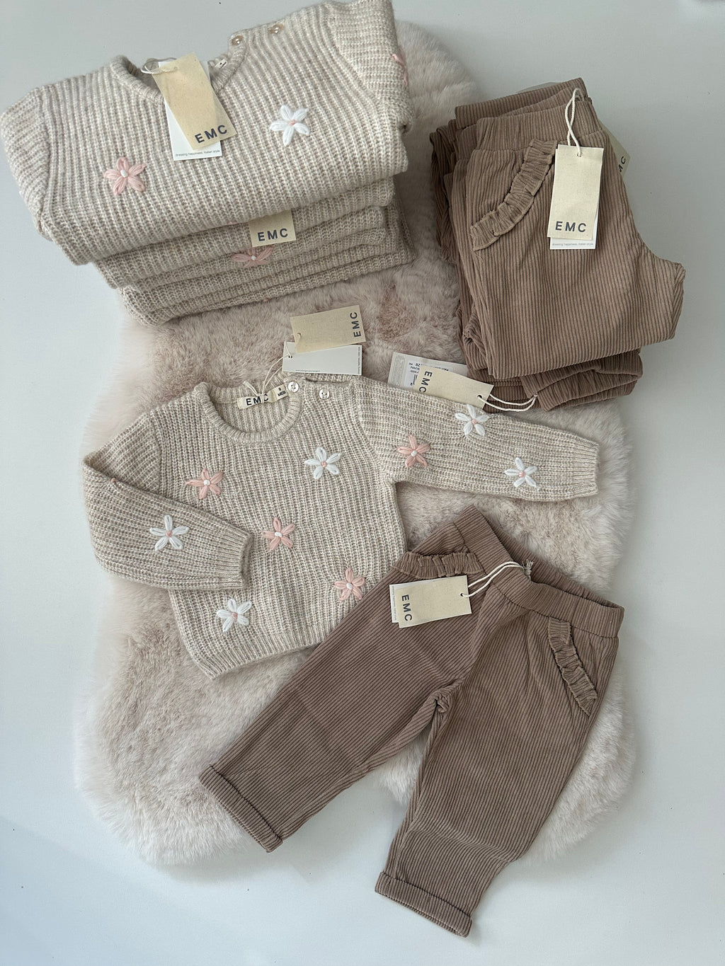 EMC – Gebreide Beige Trui met Geborduurde Bloemetjes