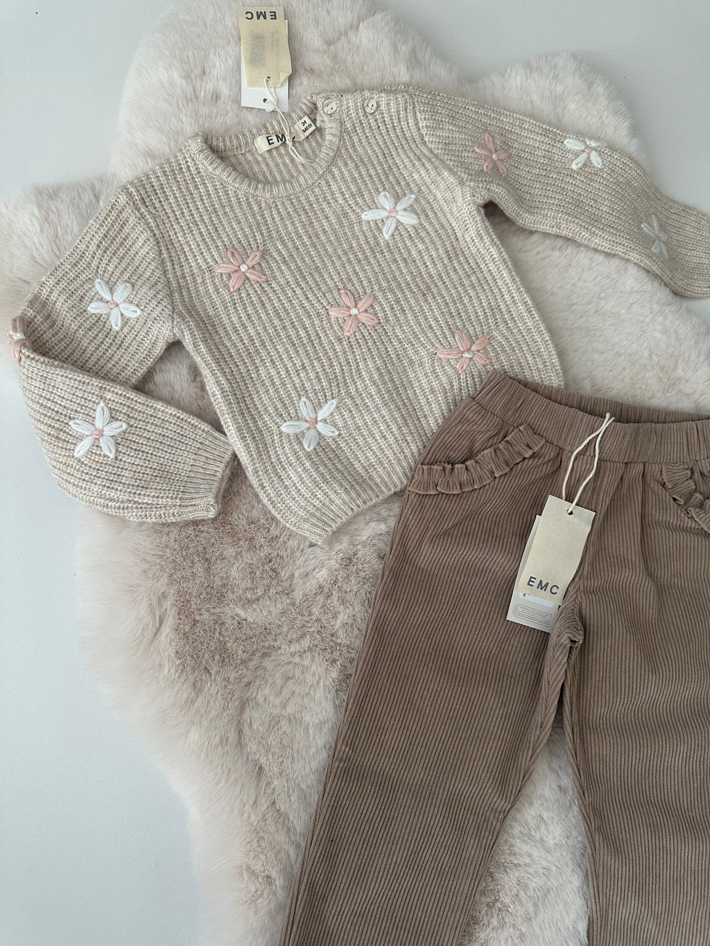 EMC – Gebreide Beige Trui met Geborduurde Bloemetjes