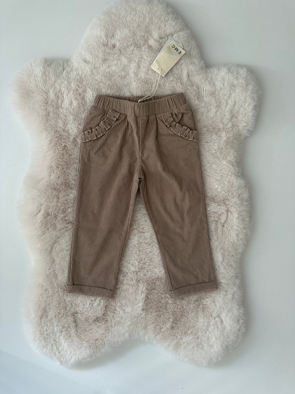 EMC – Comfortabele Rib Broek met Ruffle Details (Bruin/Taupe)