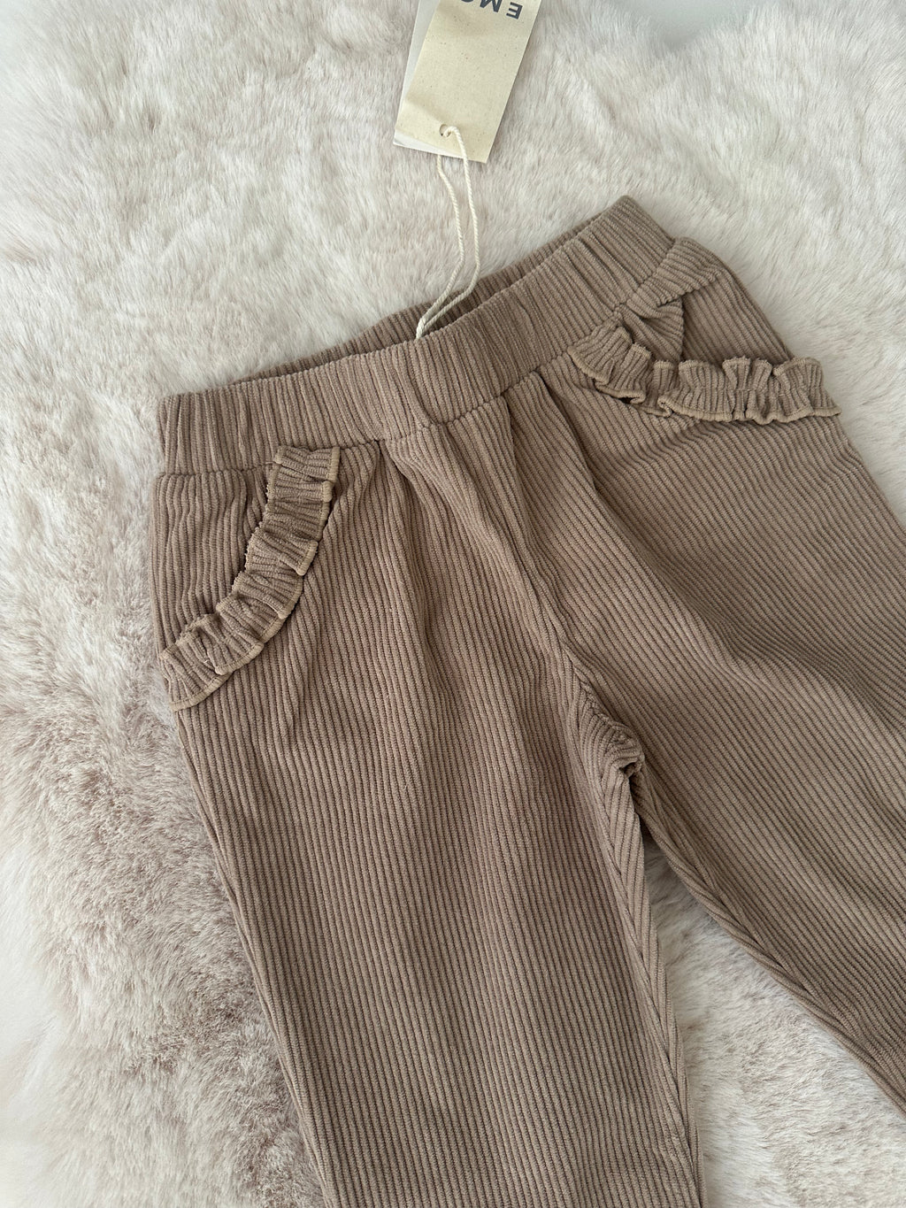 EMC – Comfortabele Rib Broek met Ruffle Details (Bruin/Taupe)