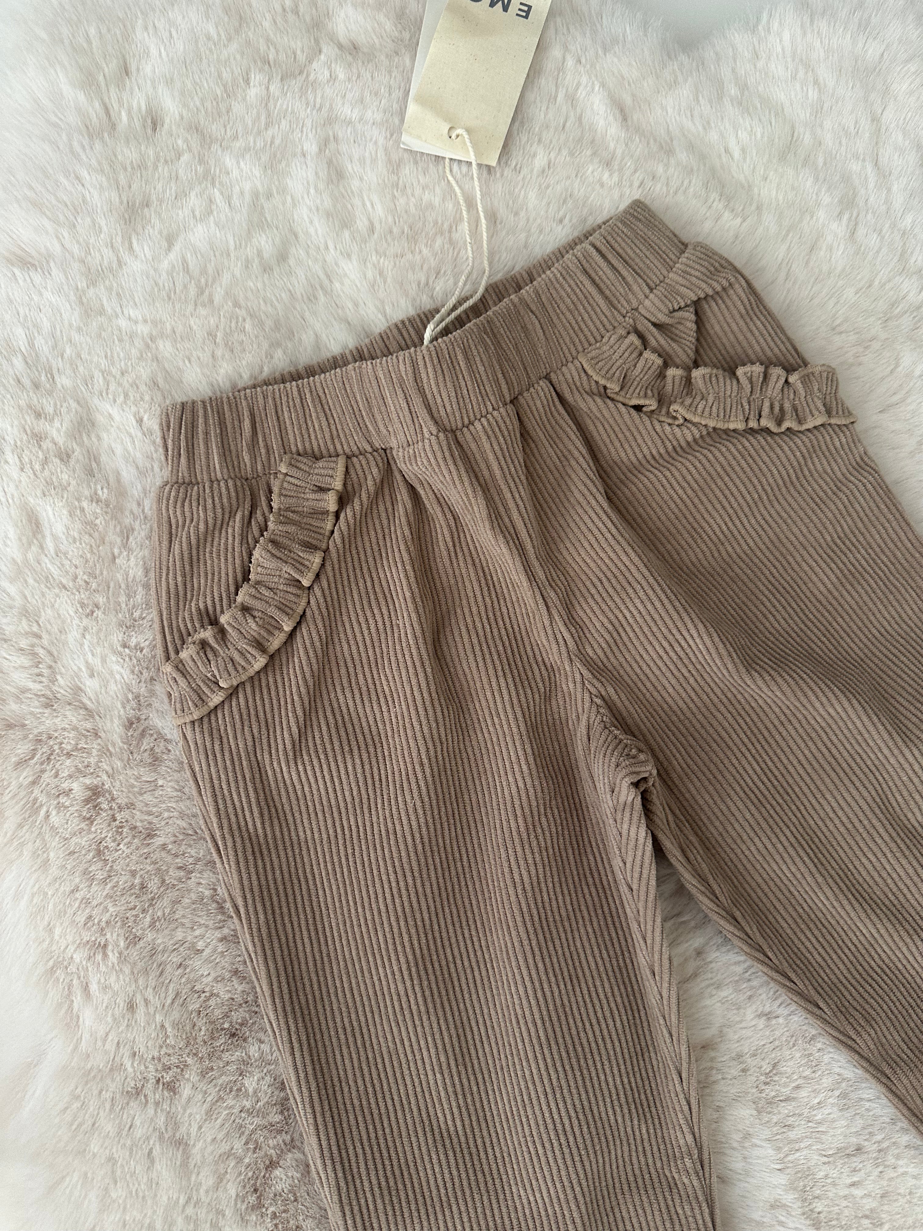 EMC – Comfortabele Rib Broek met Ruffle Details (Bruin/Taupe)