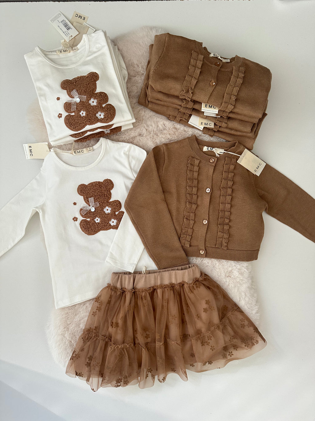 EMC – Gebreid Vestje met Ruffle Details (Cognac/Bruin)