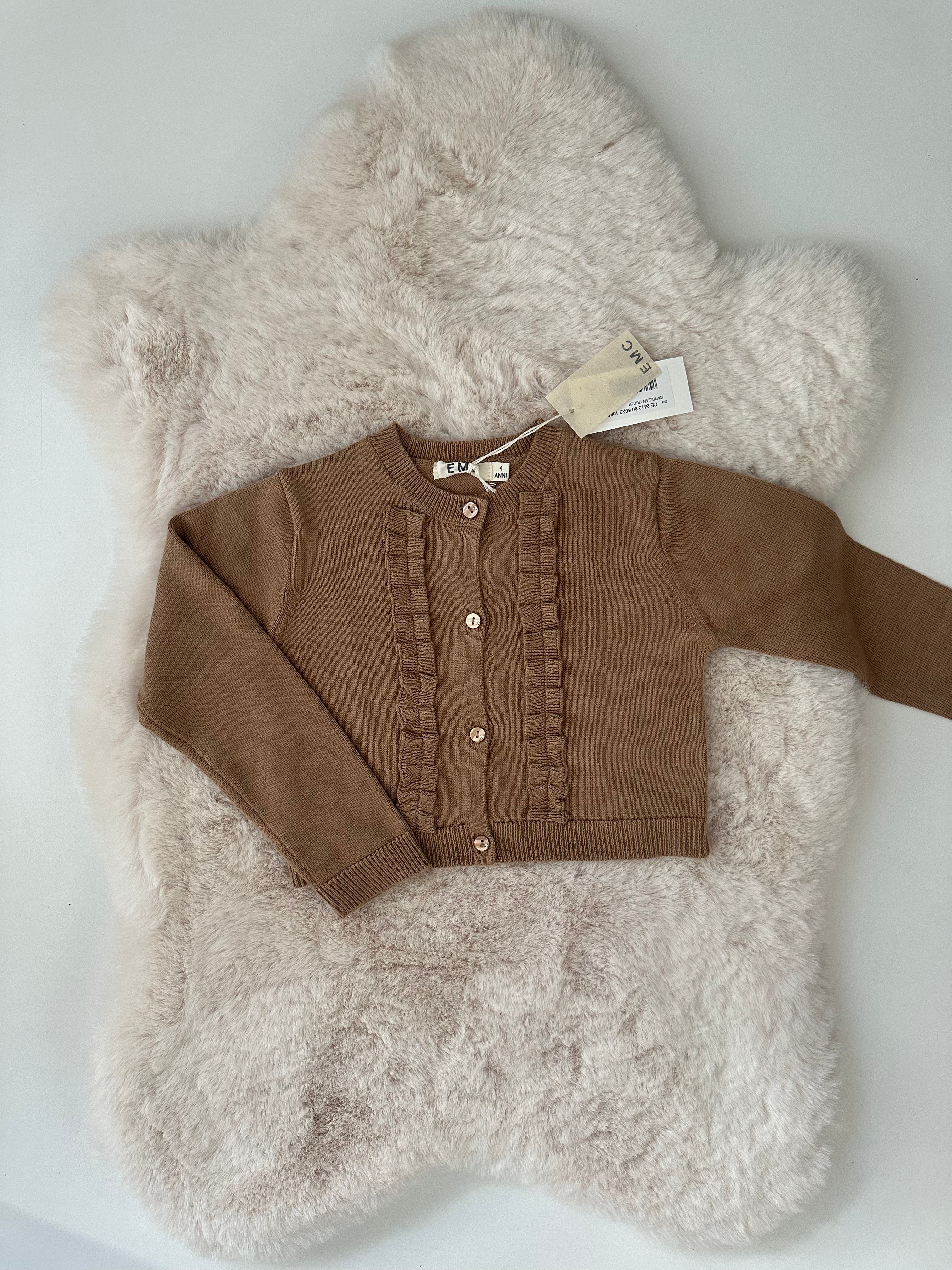 EMC – Gebreid Vestje met Ruffle Details (Cognac/Bruin)