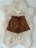 EMC – Stoer Imitatieleren Short met Strik & Ruffles (Cognac/Bruin)